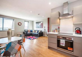 Spacious and Immaculate London-themed home with balcony for you!